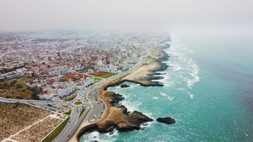 Vue aérienne de Marseille: littoral, plage et quartier urbain longeant la mer Méditerranée, avec route côtière et rochers au bord de l’eau. check-list déménagement la poste intégré naturellement.